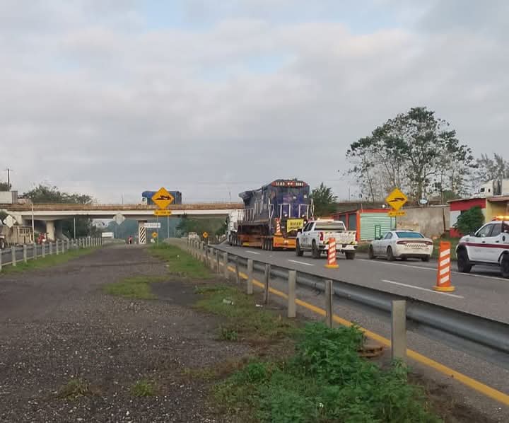 Tren del Istmo de Tehuantepec queda atrapado bajo puente en Moloacán,&nbsp;Veracruz