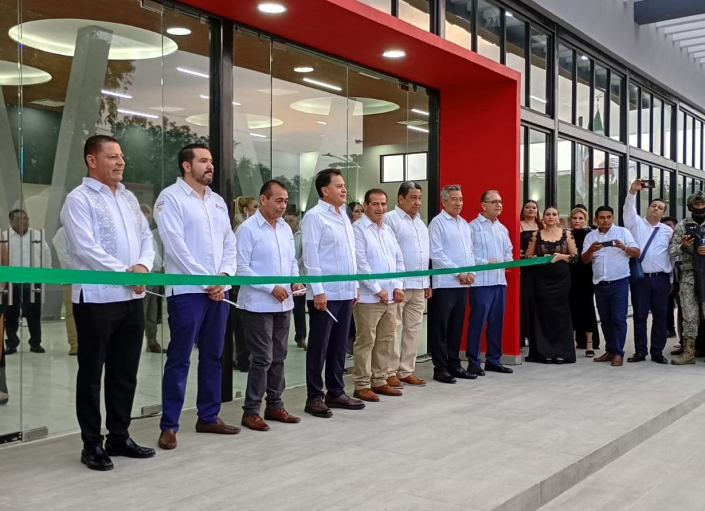 En unidad y con la suma de todos , Ricardo Aldana inaugura Centro de Convenciones en Agua&nbsp;Dulce
