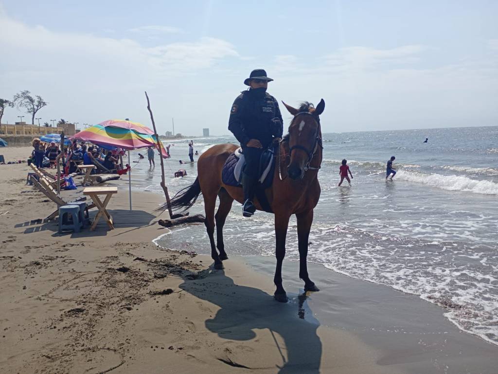 Binomios Equinos Refuerzan la Seguridad en la Playa de Coatzacoalcos Durante Temporada&nbsp;Vacacional