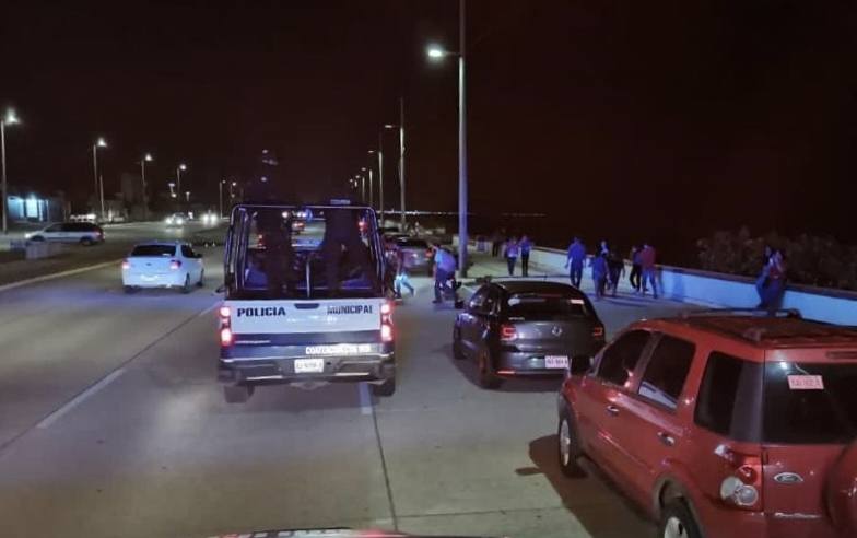 Operativo de seguridad para desalojar a ‘fiesteros’ del Malecón de&nbsp;Coatzacoalcos