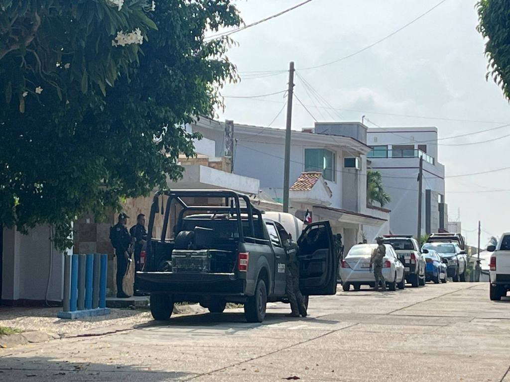 Hallan «guarida» de autos robados en Coatzacoalcos gracias a un taxi con GPS; hay dos&nbsp;detenidos