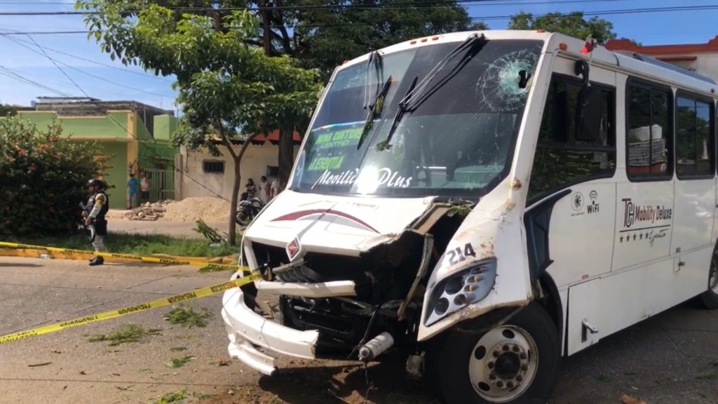 Aparatoso Accidente en Coatzacoalcos: Autobús de Pasajeros Cae en una Alcantarilla y Choca Contra&nbsp;Árboles