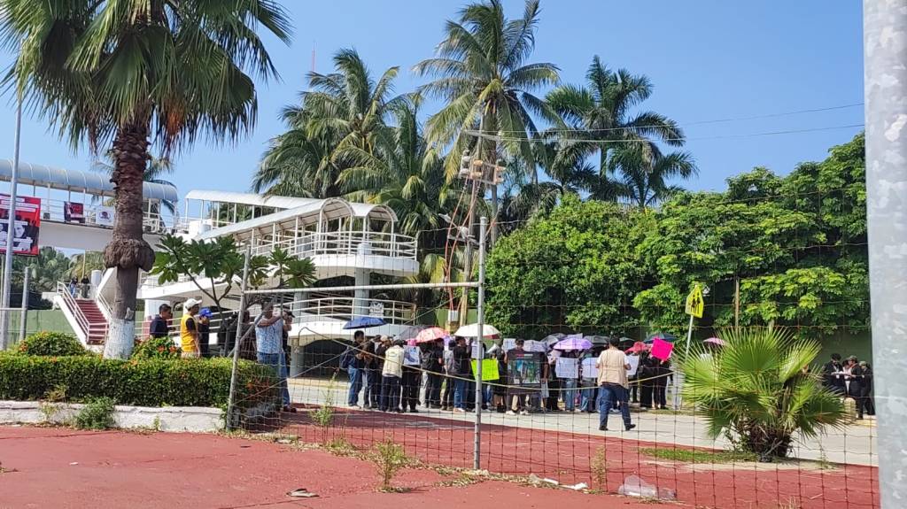 Estudiantes de la UV Coatzacoalcos-Minatitlán Bloquean Avenida en Protesta por compañeros fallecidos en Poza&nbsp;Rica