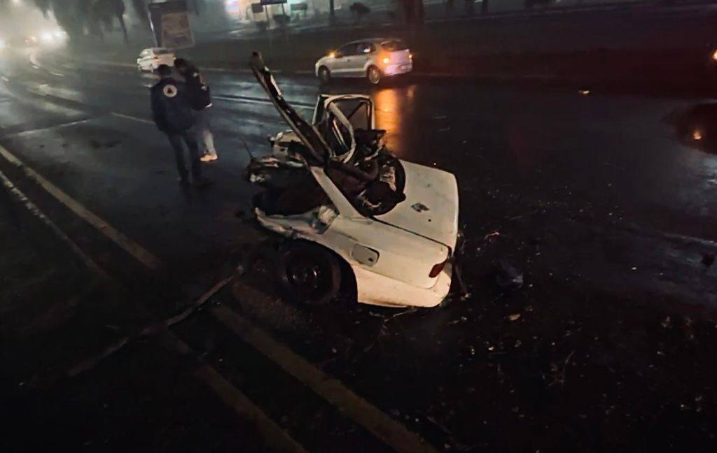 ¡MILAGRO EN LA LÁZARO CÁRDENAS! AUTO TERMINA PARTIDO EN DOS TRAS FUERTE CHOQUE Y&nbsp;SOBREVIVEN