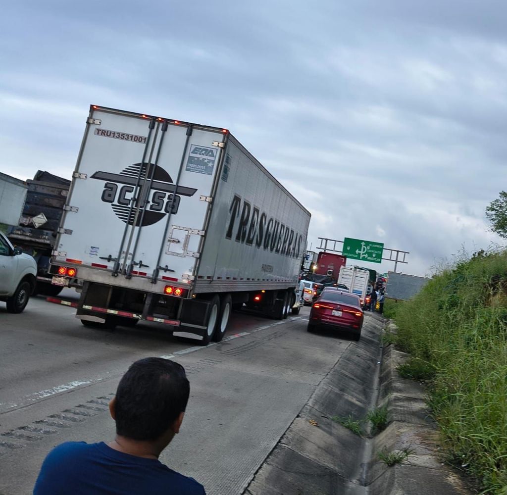 COLAPSO VIAL EN EL SUR DE VERACRUZ: Tráiler incendiado y accidentes paralizan las autopistas este 24 de&nbsp;diciembre