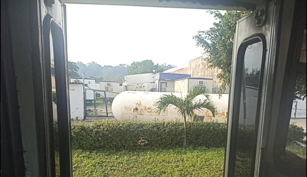 🚨 ¡DRAMÁTICO ACCIDENTE EN COATZA! Pipa termina sobre una bodega tras presunta caída de distribuidor&nbsp;vial