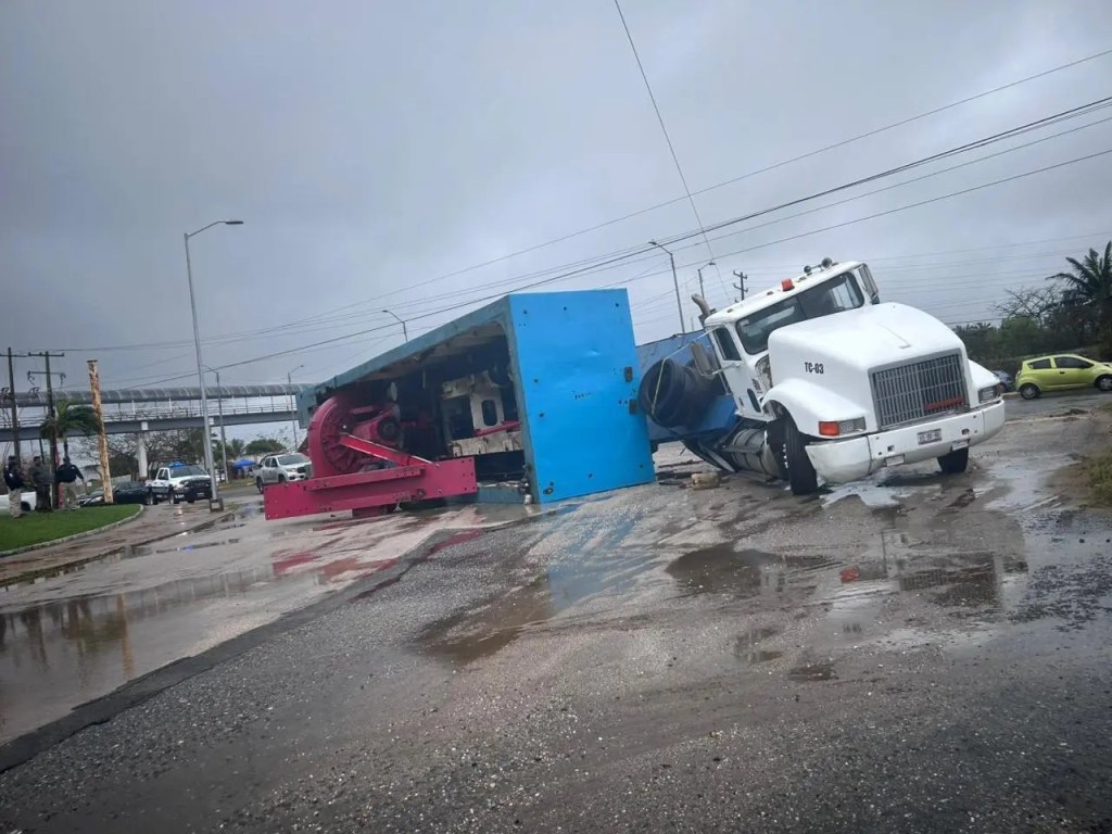 Vuelca remolque con maquinaria pesada frente al&nbsp;Tecnológico