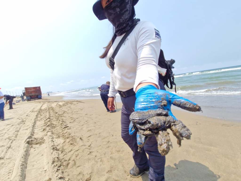 Emanación natural de chapopotera provoca nuevo arribo de hidrocarburo en playas de Coatzacoalcos; Semarnat supervisa zona