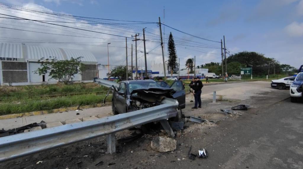 Brutal choque en la Villahermosa–Coatzacoalcos: auto queda atravesado por&nbsp;barandal