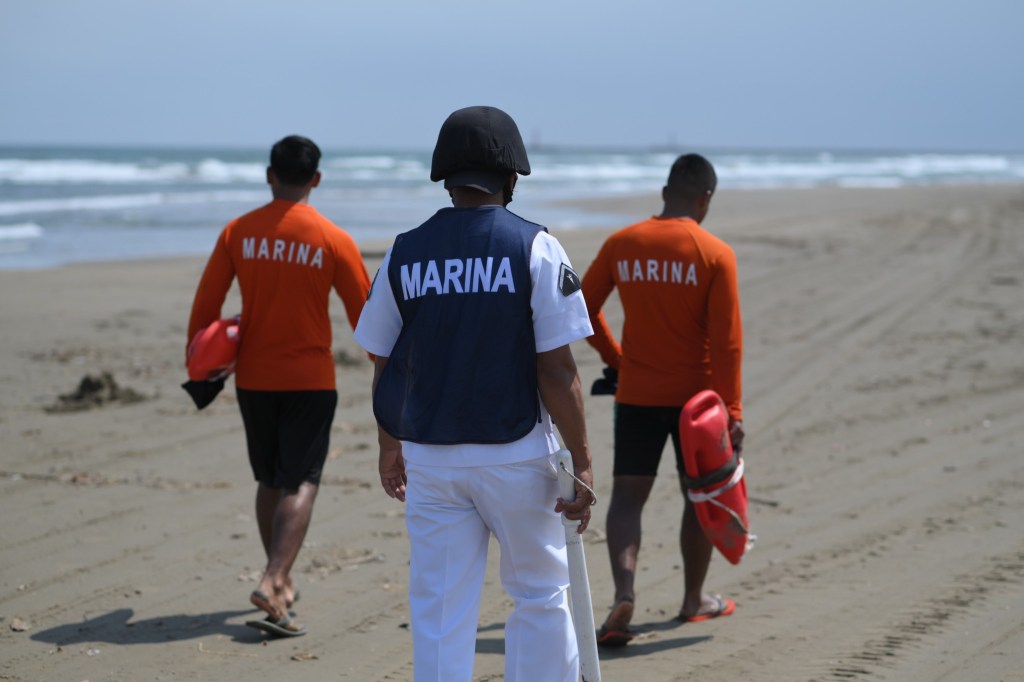 Instalan siete puestos salvavidas en Coatzacoalcos para garantizar seguridad de visitantes a la playa