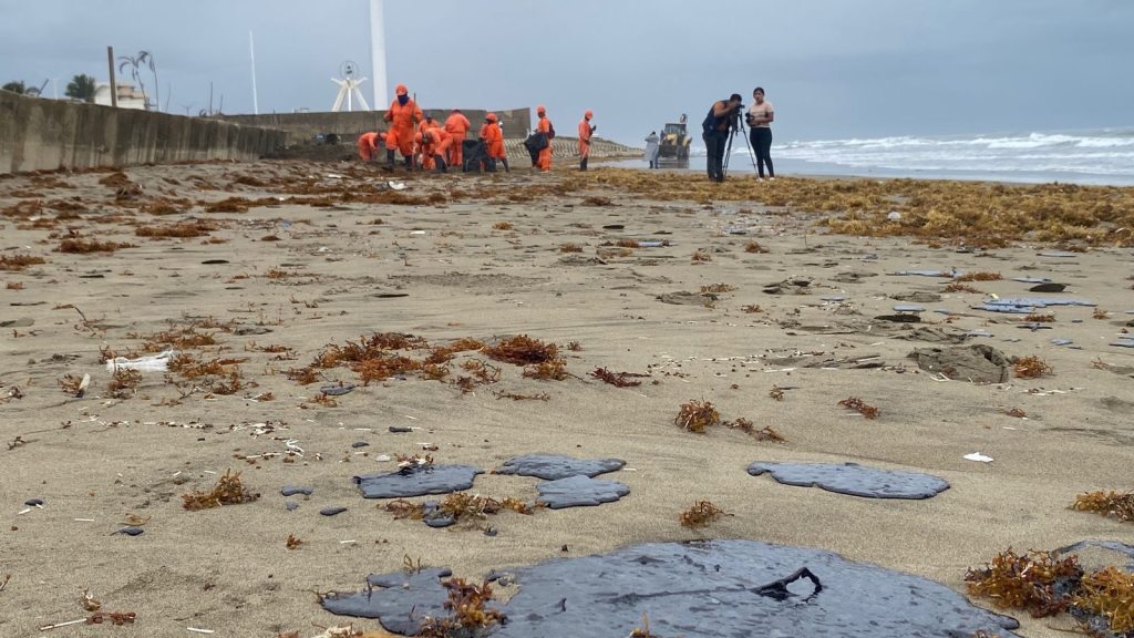 FRENTE FRÍO 43 DEVUELVE EL CHAPOPOTE A PLAYAS DE&nbsp;COATZACOALCOS