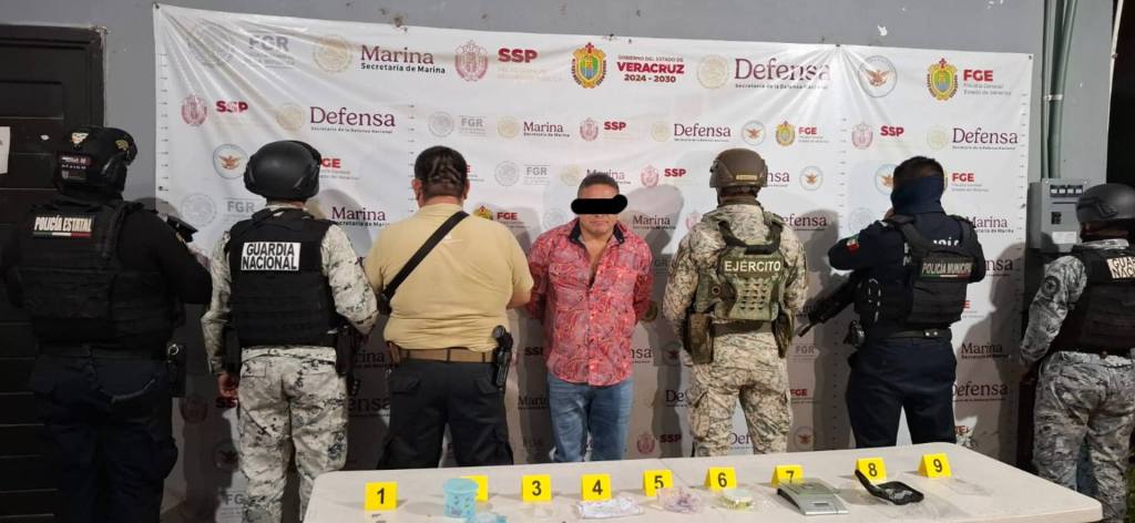 Capturan a presunto jefe de plaza durante operativo en Cosoleacaque; aseguran droga y objetos sexuales